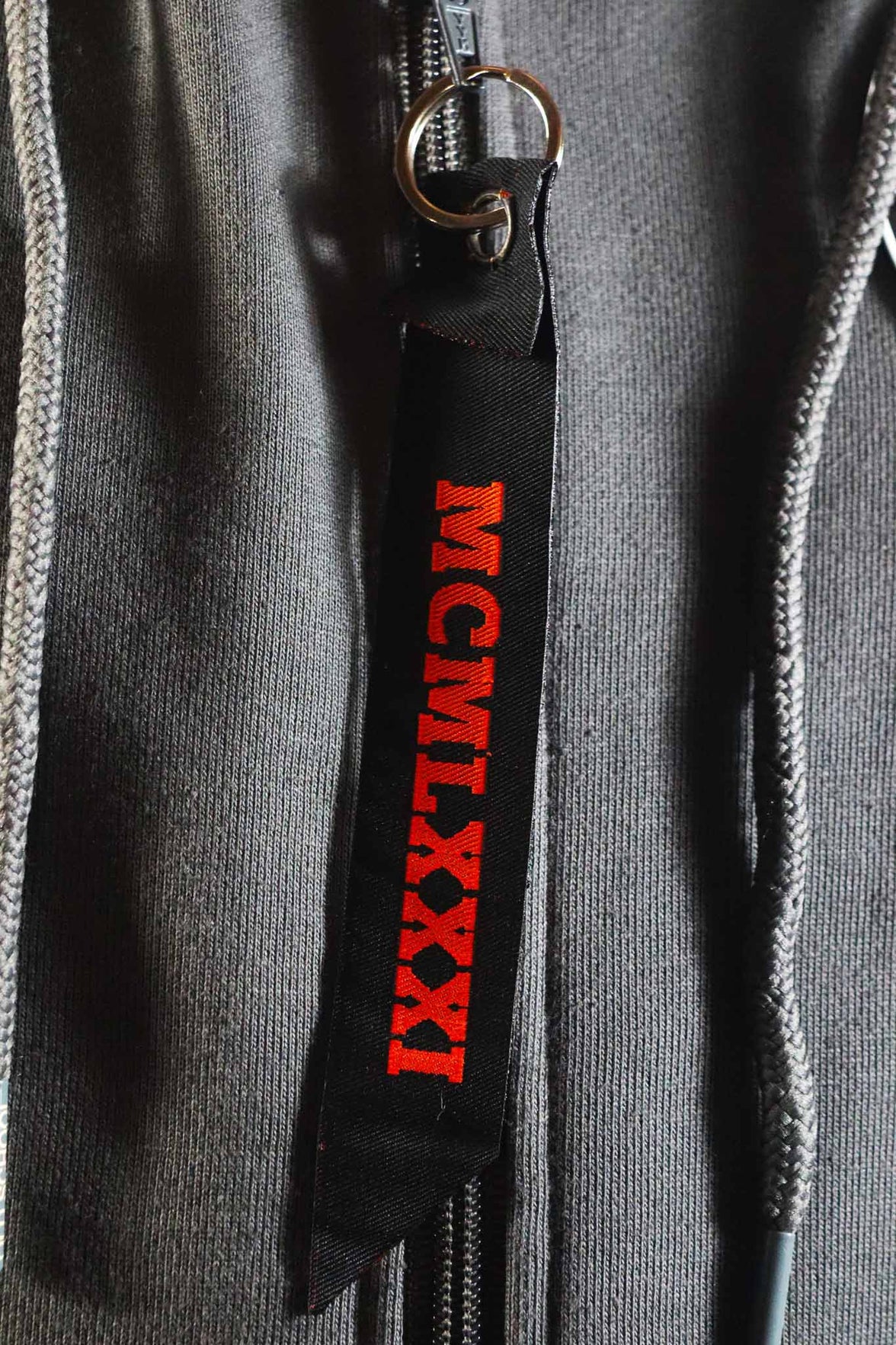 Oldschool Bodybuilding Switzerland Legacy Badges Zipped Hoodie - Grau/Orange