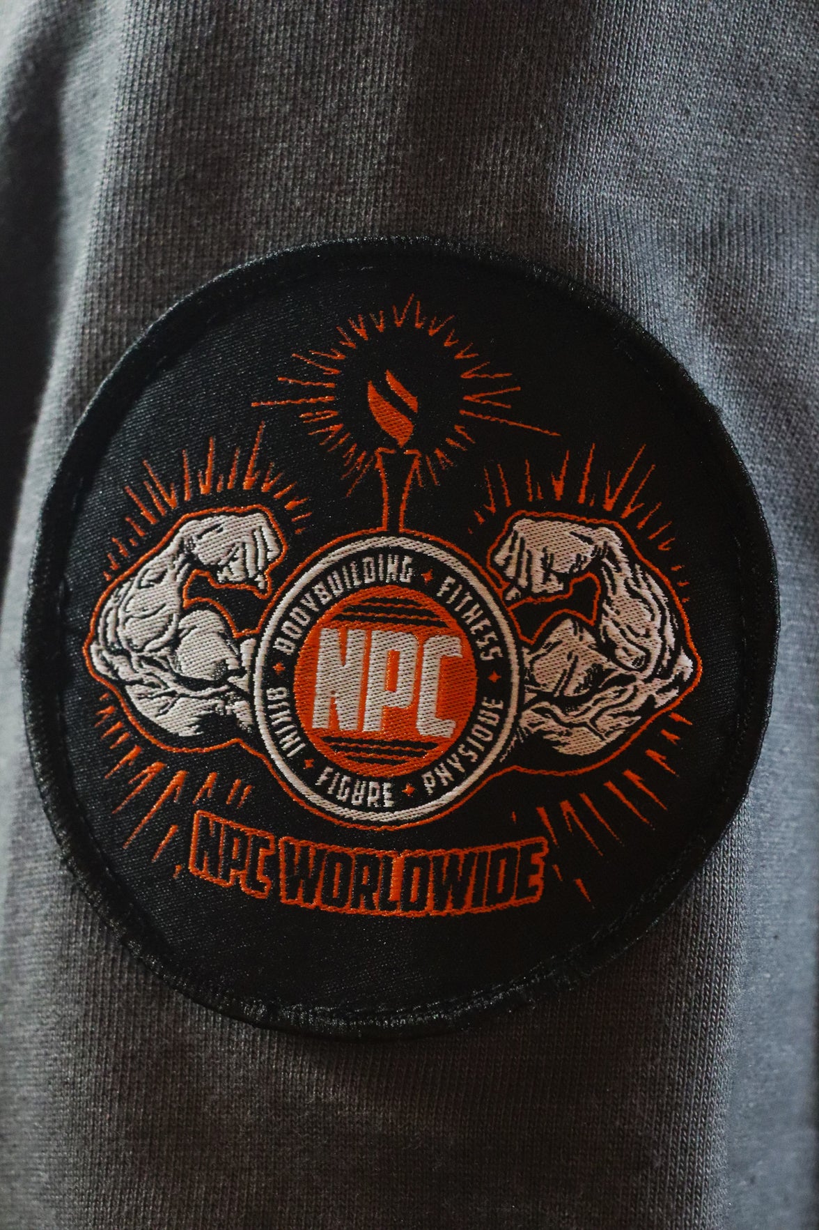 Oldschool Bodybuilding Switzerland Womens Legacy Badges Zipped Hoodie - Grau/Orange