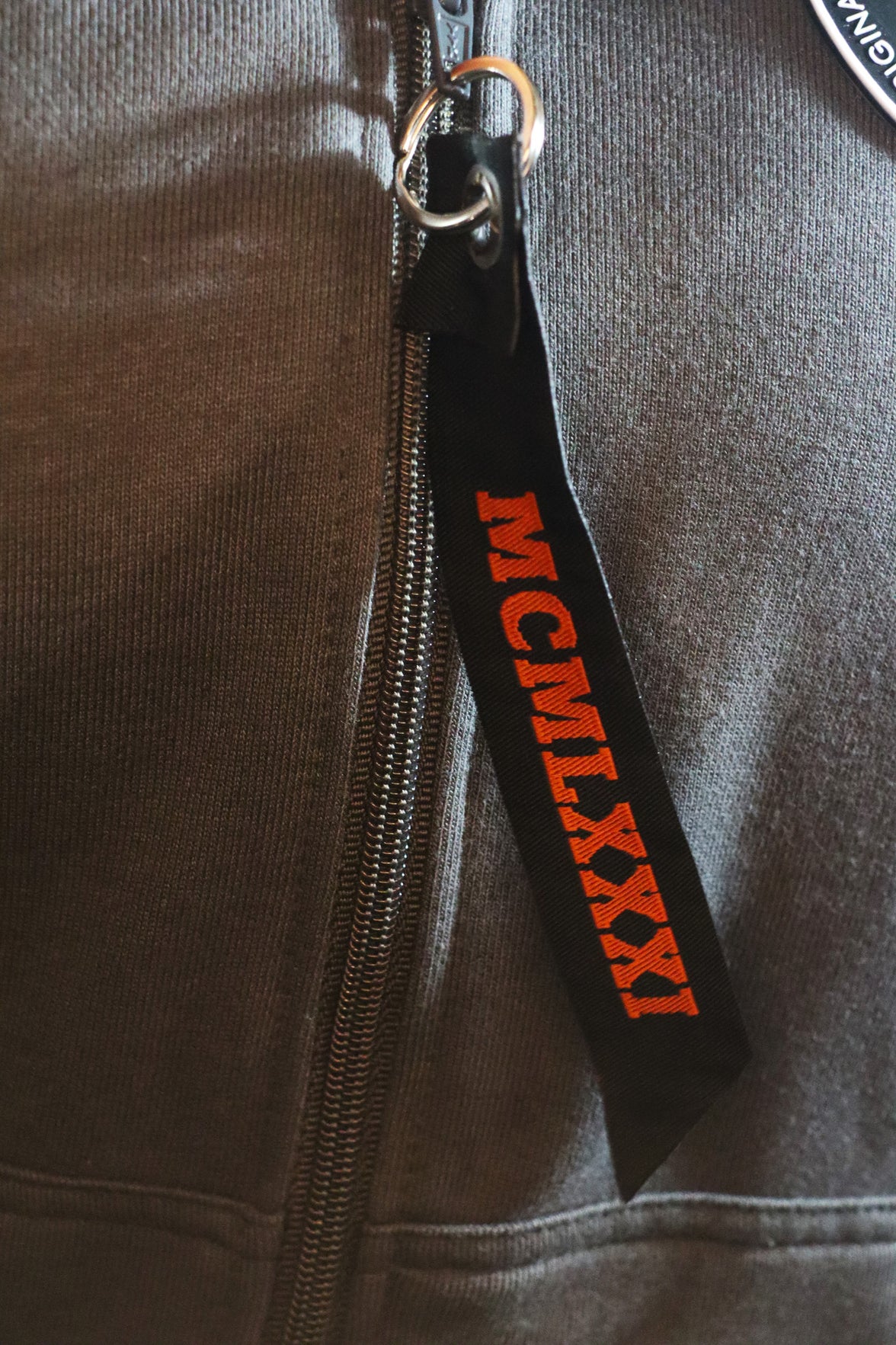 Oldschool Bodybuilding Switzerland Womens Legacy Badges Zipped Hoodie - Grau/Orange